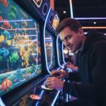 Pemain fokus bermain game tembak ikan dengan strategi auto win dan tampilan skor kemenangan